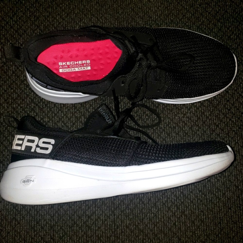 Womens Size 8 Skechers shoes